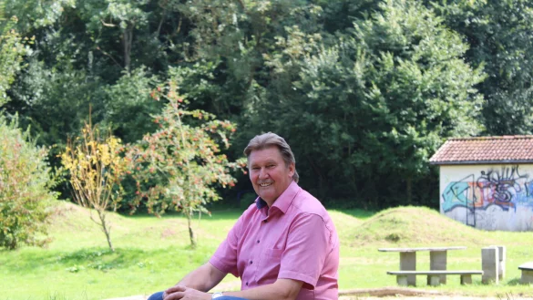 SPD Bundestagskandidat J&uuml;rgen Berghahn am &bdquo;Ort der Kinderrechte" in Blomberg. Er fordert, dass die Rechte von Kindern gesondert im Grundgesetzt verankert werden sollen. - &copy; Philipp Kersten