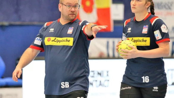 Blombergs Trainer Steffen Birkner gibt seiner Torh&uuml;terin Melanie Veith die letzten Anweisungen mit auf den Weg. - &copy; Paul Cohen
