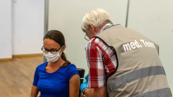 Jitka Brichnacova bekommt von Bernd Bartels Trautmann die allerletzte Spritze mit dem Biontech-Vakzin im Lemgoer Impfzentrum. Foto: Kreis Lippe - &copy; Kreis Lippe