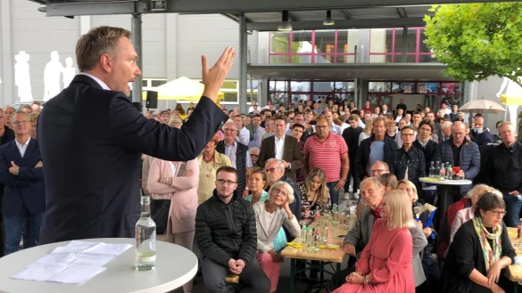 Christian Lindner spricht vor rund 400 Zuh&ouml;rern an den Messehallen. - &copy; Thomas Reineke