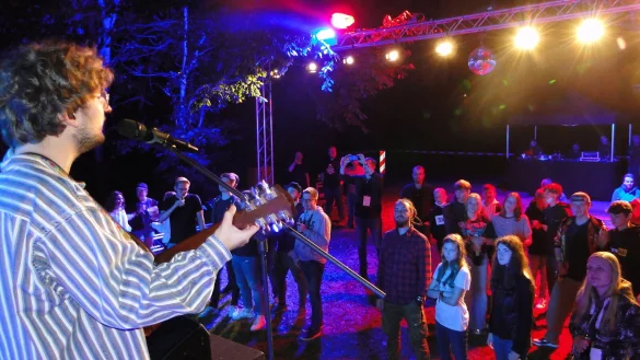 Leonard Ottolien erfreut das Publikum vom G&uuml;terwaggon aus mit Eigenkompositionen. - &copy; Hajo G&auml;rtner
