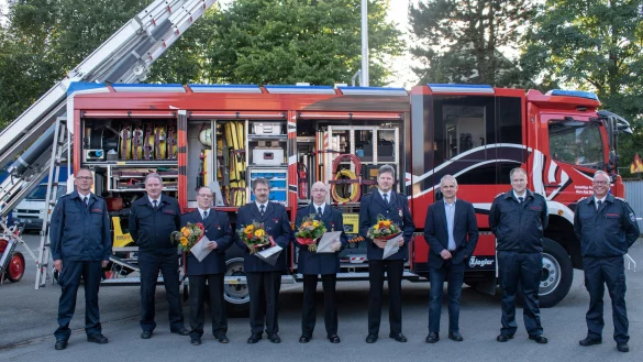 Das Bild zeigt (von links) den stellvertretenden Leiter der Feuerwehr Rolf-Dieter Hanning, Kreisbrandmeister Wolfgang Kornegger, die Geehrten Hauptfeuerwehrmann (HFM) Klaus Rumrich, Unterbrandmeister (UBM) Klaus Watermeier, UBM Carsten Hanning, UBM Thomas Klare, sowie B&uuml;rgermeister Heinz-Dieter Kr&uuml;ger, der stellvertretende Leiter der Feuerwehr Bj&ouml;rn Bieling, und der Leiter der Feuerwehr Stephan Beinker. ⋌Foto: Freiwillige Feuerwehr Horn-Bad Meinberg - &copy; Freiwillige Feuerwehr Horn-Bad Meinberg