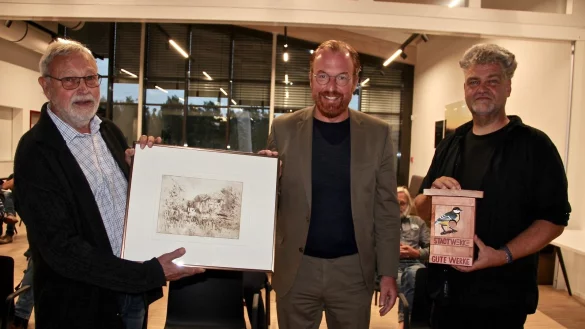 Bei der Jahreshauptversammlung des Tr&auml;gervereins UWZ Heerser M&uuml;hle &uuml;berreichen Vorsitzender Dr. Peter Bausch (links) und UWZ-Gesch&auml;ftsf&uuml;hrer Ulrich Kaminsky (rechts) den Umweltpreis an Stadtwerke-Gesch&auml;ftsf&uuml;hrer Volker Stammer. - &copy; Heidi Stork