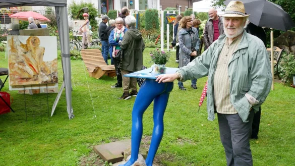 B2. Kunst im Park. Gastgeber Helmut Schmidt steht an seiner Skulptur inmitten des Kunstparks. - &copy; Thomas Kr&uuml;gler