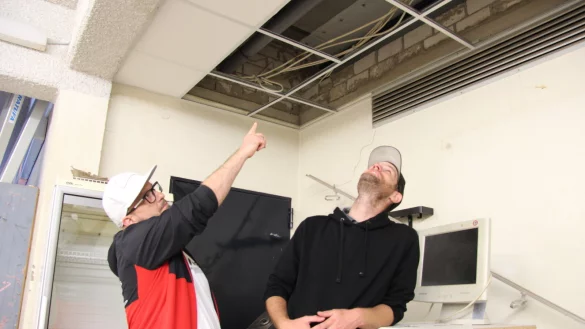 Jan Pollei (links) und Manuel E&szlig;er vom SuS Lage sind mit dem Zustand der Vereinsr&auml;ume unter dem Hallenbad am Werreanger alles andere als zufrieden. - &copy; Kirsten Fuhrmann