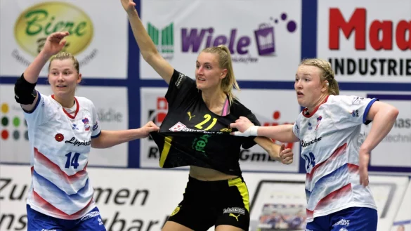 Mal schauen, was das Trikot so aushalten kann. Die Blombergerinnen Kamila Kordovsk&aacute; (links) und Malina Marie Michalczik packen zu und testen das Shirt der ehemaligen Dortmunderin Kelly Dulfer. - &copy; Oliver K&ouml;nig