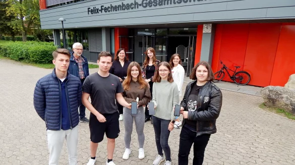 Wenn Sch&uuml;lerinnen und Sch&uuml;ler der Felix-Fechenbach-Gesamtschule merken, dass ihre Nutzung elektronischer Medien zu viel wird, k&ouml;nnen sie sich an die Netpiloten wenden. Mit dabei sind Simon Ingham (vorn, v. l.), Sean Sloan, Rahel Bojahr, Finja Kaminski und Max D. Fachlich unterst&uuml;tzt und begleitet wurden sie von Schulsozialarbeiter Johannes Schumacher (hinten, v. l.), Saskia van Oosterum von der Drogenberatung Detmold, Olivia Thielmann, Hospitantin in der Drogenberatung und Jessica Axt vom Blaukreuzzentrum). - &copy; Gunter Held