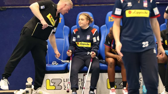 Blombergs Torwarttrainer Ronny Kr&uuml;ger erkundigt sich nach dem Spiel bei der verletzten Nele Franz. - &copy; Paul Cohen