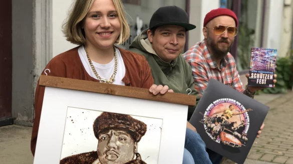 Larissa Endrijautzki ist Medienbeauftragte von "Forward!", dem Lemgoer Verein f&uuml;r Subkultur, den Vorstand bilden (Mitte) Jochen Mellies und Andreas Biernat. - &copy; Till Brand