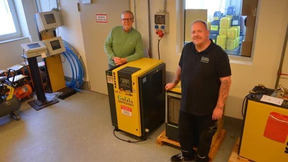 Christoph Gerling (links) und Projekttechniker Michael Wengerowski in der Gnizia-Werkstatt. Hier befindet sich ein umfangreiches Warenlager und ein gro&szlig;er Fundus an Leihger&auml;ten. Die Wartung und Instandsetzung findet in der Regel bei den Kunden statt.&nbsp; - &copy; Georg K&auml;lble