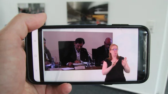 Live&uuml;bertragungen aus Ratssitzungen bequem zuhause auf dem Handy ansehen - das ist in vielen St&auml;dten bereits m&ouml;glich. In Herne kann man zwischen Live Stream mit und ohne Geb&auml;rdendolmetscher f&uuml;r Geh&ouml;rlose w&auml;hlen. ebenso bei den sp&auml;ter abrufbaren Aufzeichnungen der Sitzung. Die sind verf&uuml;gbar, bis die Niederschrift vorliegt. - &copy; Dieter Asbrock