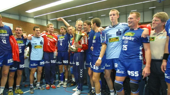 2002 hatte der Supercup noch ein ganz anderes Aussehen. Und Pyrofont&auml;nen gab es auch noch nicht. Nach dem 34:26 &uuml;ber den THW Kiel freuten sich (von links) Florian Kehrmann, Michael Binder, J&ouml;rg Zereike, Daniel Stephan, Christian Schwarzer, Christian Ramota, Marc Baumgartner, Markus Baur, Rico Bonath, Robin Kothe und Physiotherapeut R&uuml;diger Risch. Foto: J&ouml;rg Hagemann - &copy; J&ouml;rg Hagemann