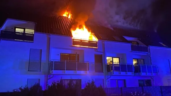Die Wohnen brannte bereits lichterloh, als die Feuerwehr am Einsatzort eintraf. - © Feuerwehr Paderborn