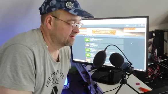 Frank Sauren spricht einen Text f&uuml;r ein Video ein. - &copy; Svenja Ludwig