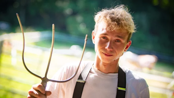 Z&uuml;chter Rouven Hoomann mit Arbeitsger&auml;t. - &copy; Mike-Dennis M&uuml;ller / www.mdm.photo