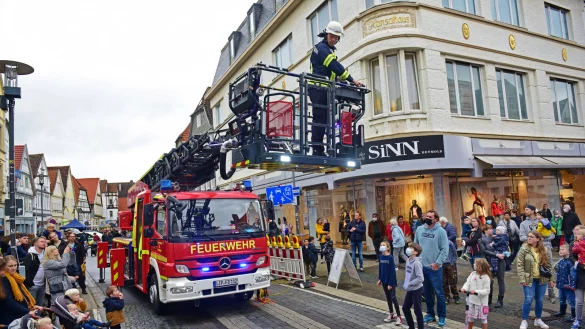 Feuerwehrmann Jens K&ouml;ller erkl&auml;rt die Funktionen am Drehleiterkorb. - &copy; Nicole Ellerbrake