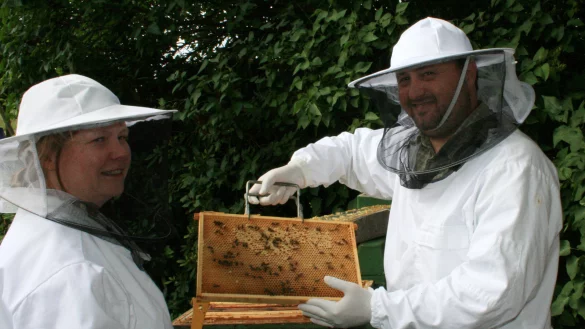 Verzeichnen wie ihre Extertaler Imker-Kollegen eine schlechte Honigernte: die Hobbyimker Heike Pestrup (links) und Heino Rinne von der Imkerei HeiHei in Rott. - &copy; Sylvia Frevert(LZ)
