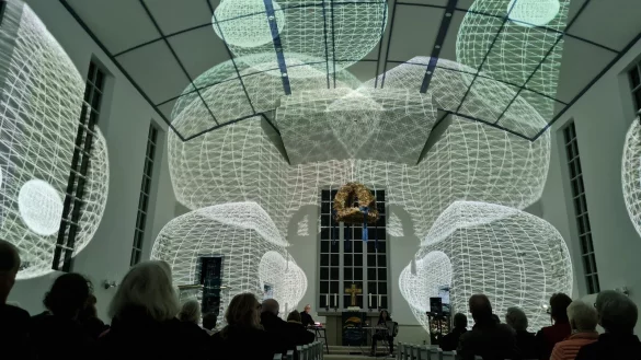 Malen mit Licht: Die sonst so schlichte Martin-Luther-Kirche wird zur Projektionsfl&auml;che f&uuml;r all das, was K&uuml;nstler Laurenz Theinert seinem visuellen Instrument entlockt. Musikerin Anja Kreysing begleitet all das auf ihrem Akkordeon, das mit Verzerrungen und Verst&auml;rkungen ganz neue T&ouml;ne hervorbringt. - &copy; Marianne Schwarzer(LZ)