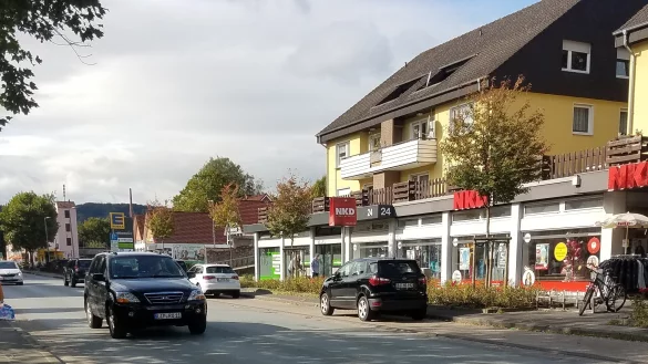 Besonders Eltern mit Kinderwagen oder Senioren mit Rollator haben es schwer, die vielbefahrene B238 zu &uuml;berqueren. Im Zuge des Projektes ,,Fu&szlig;verkehrs-Check" soll &uuml;berpr&uuml;ft werden, wie die Stelle f&uuml;r Fu&szlig;g&auml;nger sicherer gemacht werden kann. - &copy; Hajo G&auml;rtner