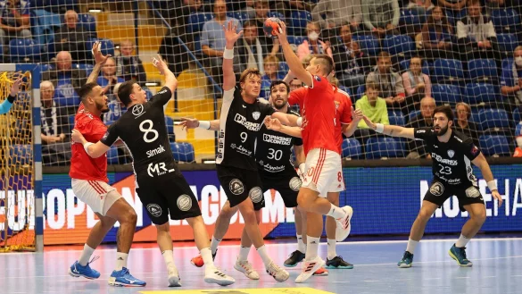 Nie lie&szlig; die Lemgoer Abwehr gegen den Lissaboner Angriff nach. Doch zum Schluss waren beim 29:30 alle Bem&uuml;hungen vergebens. - &copy; Paul Cohen