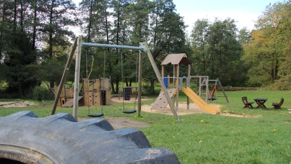 Der Spielplatz am Badehaus Bad Meinberg ist um einige Ger&auml;te reicher. - &copy; Nadine Uphoff