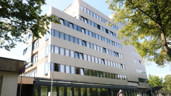 Das Rathaus an der Rudolph-Brandes-Allee. - &copy; Alexandra Schaller