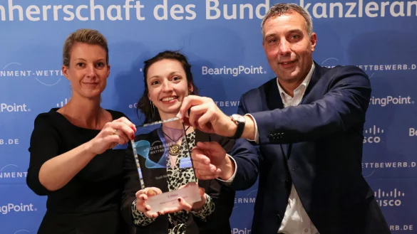 Melanie Koring (Erste Beigeordnete und Kämmerin der Stadt Bad Salzuflen, von links), Lena Sargalski (Strategie, Innovation und Digitalisierung bei der Stadt Bad Salzuflen) und Bürgermeister Dirk Tolkemitt haben den Preis in Berlin stellvertretenden für die Kommunen und den Kreis Lippe entgegengenommen.  - © Konstantin Gastmann