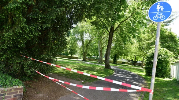 Wird der Abteigarten zur No-go-Area? Eine Absperrung, wie hier zum &bdquo;Vatertag", ist gl&uuml;cklicherweise nicht n&ouml;tig &ndash; die Stadt will sich nun aber Gedanken &uuml;ber Licht, Sicherheit und andere Verbesserungen machen. - &copy; Nicole Ellerbrake