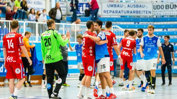 Wiedersehen macht Freude. Frederik Simak (Mitte) verabschiedet sich von Bayer-Kreisl&auml;ufer Patrick H&uuml;ter. Erst am 18. August trafen Dormagen und Lemgo in einem Vorbereitungsspiel am H&ouml;henberg aufeinander. Foto: Heinz J. Zaunbrecher - &copy; Heinz J. Zaunbrecher
