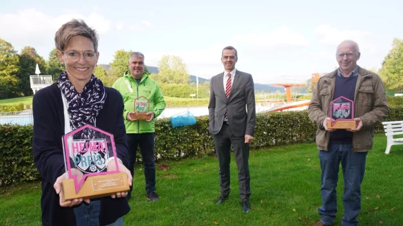 B&uuml;rgermeister J&ouml;rg Bierwirth (2. von rechts) &uuml;bergibt die Heimatpreise an (von links) Dagmar Schultz (F&ouml;rderverein Freibad), J&ouml;rg Kuhlemann (Heimat- und Verkehrsverein Siekholz) und Ulrich Loke (Heimat- und Verkehrsverein Brakelsiek).&nbsp; - &copy; Michaela Wei&szlig;e