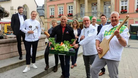 (von links) Hans M&uuml;ller-Hisje (Tourismus und Marketing), Sternekoch Jan Diekjobst (Detmolder Hof), Meike G&ouml;schel (S&uuml;&szlig;e Falle), Rainer Diekmann von der G&auml;rtnerei Diekmann, D&ouml;rte Pieper (Fachbereichsleiterin Kultur, Tourismus, Marketing und Bildungseinrichtungen), Kochlehrer J&uuml;rgen Rabe, Apotheker Christian Schmidt (Chef der Werbegemeinschaft), B&uuml;rgermeister Frank Hilker und B&auml;ckermeister Mickel Biere. - &copy; Janet K&ouml;nig