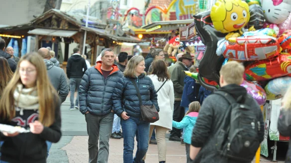 Schlendern erw&uuml;nscht: Beim Martini-Markt in Lage gibt es viel zu gucken und zu kaufen.&nbsp; - &copy; Nicole Ellerbrake