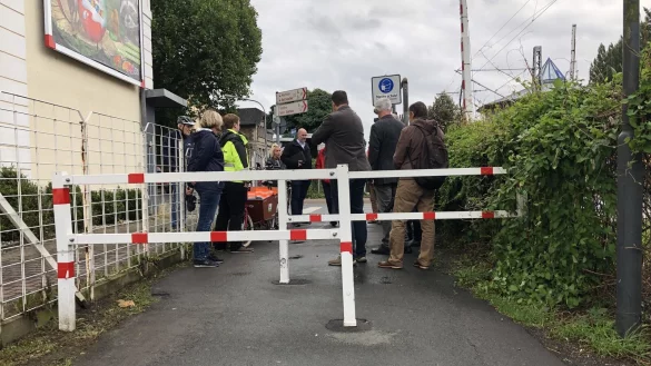 So wie es ist, soll es nicht bleiben. B&uuml;rger, Mitglieder des Ortsausschusses sowie der Fahrradbeauftragte der Stadt diskutieren &uuml;ber die Zukunft der Umlaufsperre im Bereich &bdquo;An den Gleisen"/Ecke Begastra&szlig;e. - &copy; Sven Kienscherf