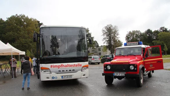 Der Impfbus hat am Dienstag und Mittwoch Station in Augustdorf gemacht. Die Feuerwehr fuhr mit Lautsprecherdurchsagen auf verschiedenen Sprachen durchs Dorf, um auf die Aktion aufmerksam zu machen. - &copy; Nadine Uphoff
