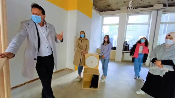 Studentinnen Nicole Wagner und Marielena Steinbarth stellen gemeinsam ihr Projekt vor - &copy; Johanna Thiel