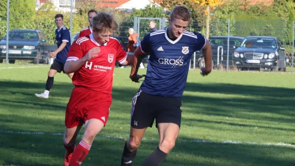 Jonas Sprengelmeyer (blaues Trikot) setzt sich gegen Justin Friedrich vom TuS Lipperreihe durch. Foto: Sebastian Lucas - &copy; Sebastian Lucas