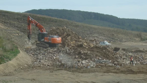 An der Stelle, wo &ouml;stlich von Barntrup die B 1 k&uuml;nftig auf die neue Ortsumgehung trifft, verz&ouml;gert massives Felsgestein im Untergrund die Arbeiten. - &copy; Landesbetrieb Stra&szlig;enbau