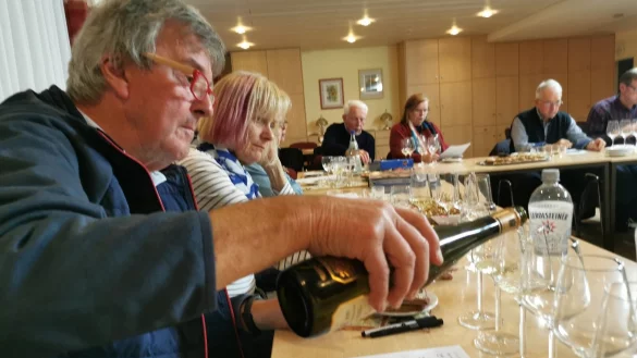 Die letzte Weinverkostung: nach 38 Jahren l&ouml;st sich die "Weinbruderschaft Domberk" auf. Im Bild vorn Uwe Hoffmann. - &copy; Sylvia Frevert