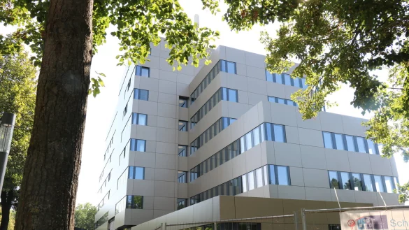 Das Rathaus an der Rudolph-Brandes-Allee. - &copy; Alexandra Schaller