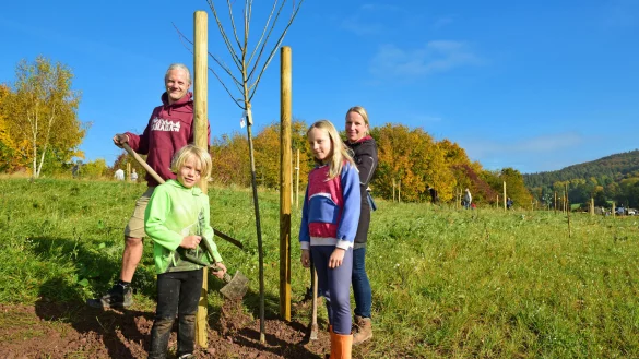 Alarik und Helena (vorne) greifen mit Frank und Katrin B&uuml;nten zur Schaufel.&nbsp; - &copy; Nicole Ellerbrake