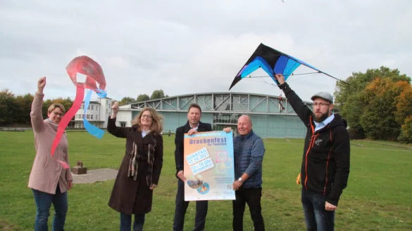 Drachenb&auml;ndiger: (von links) Astrid Fiebig (Stadthallen-GmbH), D&ouml;rte Pieper (Fachbereich Kultur der Verwaltung), B&uuml;rgermeister Frank Hilker, Hans-Dieter Bormann (Luftsportverein) und J&ouml;rg Mortsieker (Stadthallen-GmbH) freuen sich auf viele Besucher am Sonntag - ob mit selbstgebauten (links) oder fertig gekauften Drachen. - &copy; Dieter Asbrock