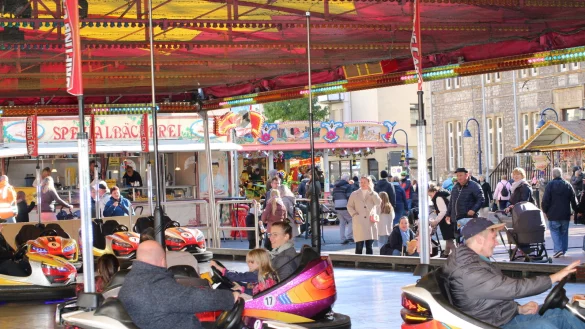 Der Autoscooter sorgt mitten auf dem Marktplatz f&uuml;r Kirmes-Spa&szlig; bei Jung und Alt. Foto: Sandra Castrup - &copy; Sandra Castrup (LZ)