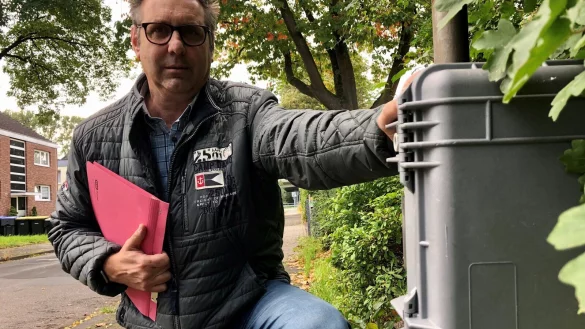 Thomas B&uuml;rth steht an der Polizeiwache an einem Kasten, in dem sich ein &bdquo;BLIDS"-System verbirgt. - &copy; Sven Kienscherf