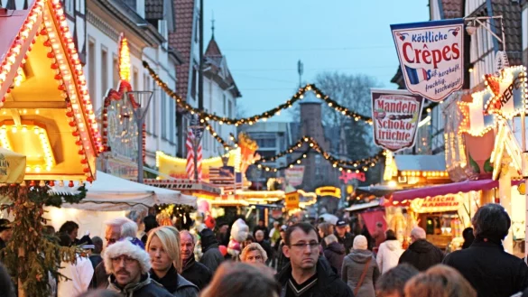 Kl&auml;schen lockt nicht nur die Lemgoer in die Innenstadt, so wie auf diesem Archivbild. Die gro&szlig;e Kirmes ist auch &uuml;ber die Grenzen der alten Hansestadt hinaus bekannt und beliebt. Das Fest hat eine mehr als 600-j&auml;hrige Tradition. - &copy; Archivfoto: Tobias Schneider