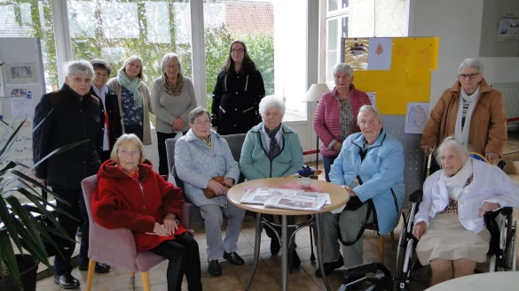 Gruppenbild mit Zeitung: G&auml;ste des &bdquo;Caf&eacute; Pause&ldquo; scharen sich um ihre Betreuerinnen Adelheid Sch&uuml;tte, Krystyna Eberhard und Pauline Beckmann (hintere Reihe, von links). Auf dem Tisch liegt die soeben ausgelesene LZ. Foto: Hajo G&auml;rtner - &copy; Hajo G&auml;rtner