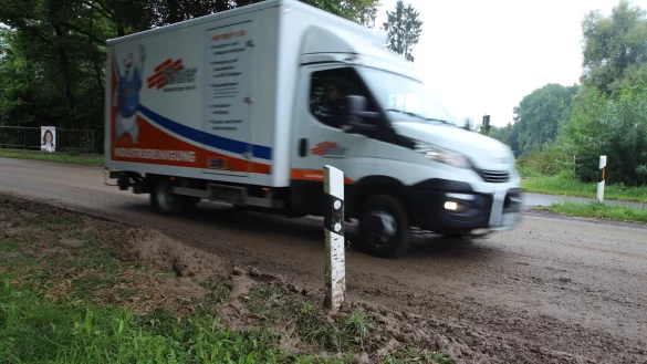 Der j&uuml;ngste Starkregen hat in Br&uuml;ntorf und Kirchheide viel Schlamm auf die Stra&szlig;en gesp&uuml;rt &ndash; hier eine Szene unterhalb des Friedhofs am Tag danach. - &copy; Jens Rademacher