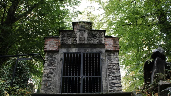 Der Eingang zum großen Eiskellers des fürstlichen Residenzschlosses in Detmold. Hier wurde in gut fünf Metern Tiefe über Jahrhunderte Eis gelagert. - © Philipp Kersten