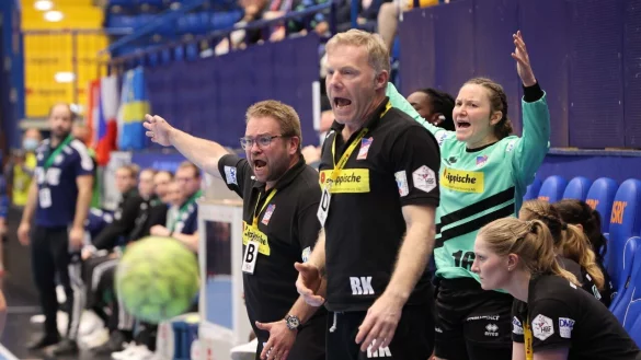 K&ouml;nnen es nicht fassen: Blombergs Trainer Steffen Birkner (von links), Torwarttrainer Ronny Kr&uuml;ger und Torfrau Melanie Veith beim 24:28 gegen Oldenburg. - &copy; Foto: Paul Cohen