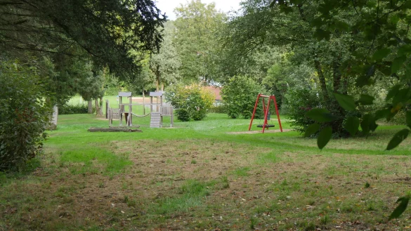 Auf der Fl&auml;che zwischen dem Spielplatz hinter der Silbergrundhalle und dem Friedhof soll in Leopoldstal eine Freizeitanlage entstehen. - &copy; Jost Wolf