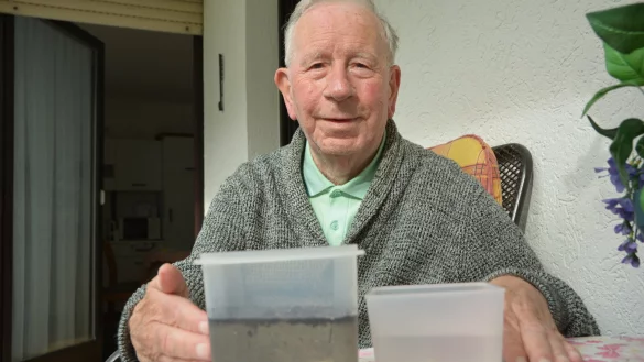 John Gibson (85) zeigt in zwei durchsichtigen Schalen, wie sich der Zustand des Meeres ver&auml;ndern k&ouml;nnte, wenn weiterhin Raubbau getrieben wird. - &copy; Karin Prignitz